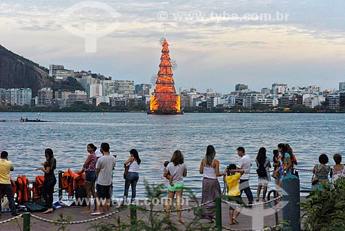  Persons observing the Lagoa Rodrigo de Freitas christmas tree  - Rio de Janeiro city - Rio de Janeiro state (RJ) - Brazil