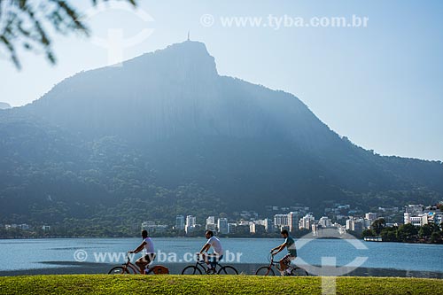  Cyclists - Rodrigo de Freitas Lagoons bike lane with the Christ the Redeemer in the background  - Rio de Janeiro city - Rio de Janeiro state (RJ) - Brazil