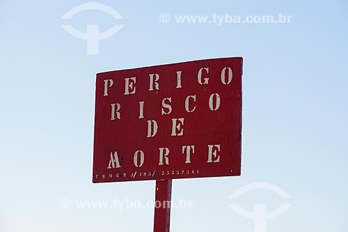 Signpost of dangerous place  - Rio de Janeiro city - Rio de Janeiro state (RJ) - Brazil