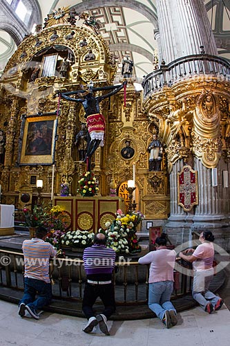  Persons praying inside of La Catedral Metropolitana de la Ciudad de Mexico (Metropolitan Cathedral of Mexico City) - 1813  - Mexico city - Federal District - Mexico