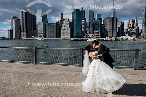  Couple on the banks of the East River  - New York city - New York - United States of America