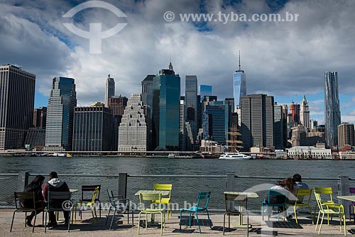  Couples on the banks of the East River with the Manhattan buildings in the background  - New York city - New York - United States of America