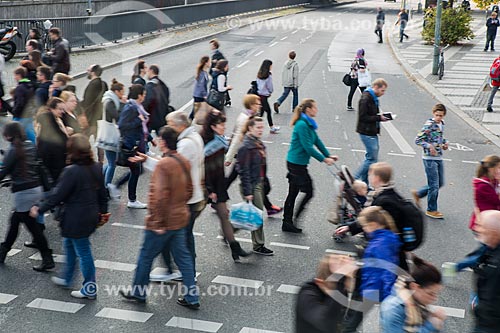  Pedestrians crossing street  - Berlin city - Berlin state - Germany