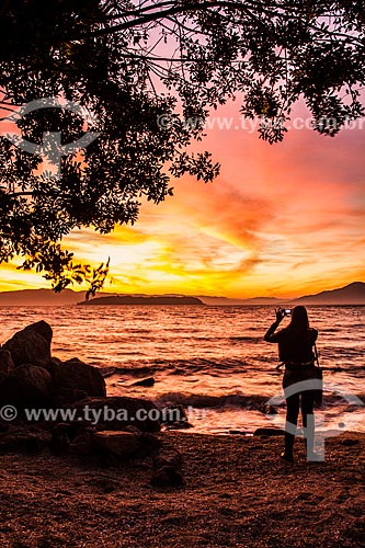  Woman photographing the sunset - Ponta do Sambaqui Beach  - Florianopolis city - Santa Catarina state (SC) - Brazil