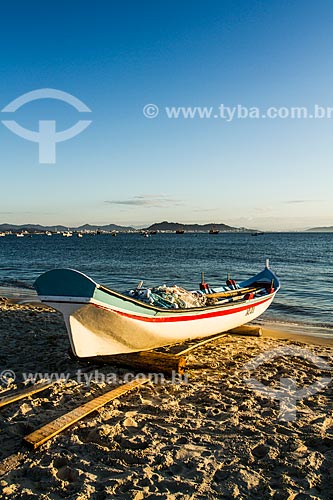  Boat berthed - Ponta das Canas Beach sand  - Florianopolis city - Santa Catarina state (SC) - Brazil
