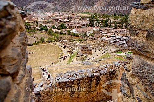  Historical construction with the houses of Ollantaytambo city in the background  - Ollantaytambo city - Cusco Department - Peru