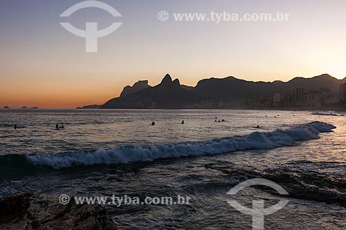  Sunset - Arpoador Beach with Morro Dois Irmaos (Two Brothers Mountain) and Rock of Gavea in the background  - Rio de Janeiro city - Rio de Janeiro state (RJ) - Brazil