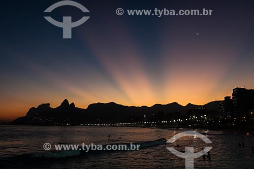  Sunset - Arpoador Beach with Morro Dois Irmaos (Two Brothers Mountain) and Rock of Gavea in the background  - Rio de Janeiro city - Rio de Janeiro state (RJ) - Brazil