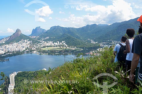  Tourists observing the Rodrigo de Freitas Lagoon from Cabritos Mountain (Kid Goat Mountain)  - Rio de Janeiro city - Rio de Janeiro state (RJ) - Brazil