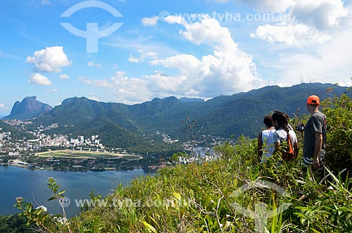  Tourists observing the Rodrigo de Freitas Lagoon from Cabritos Mountain (Kid Goat Mountain)  - Rio de Janeiro city - Rio de Janeiro state (RJ) - Brazil