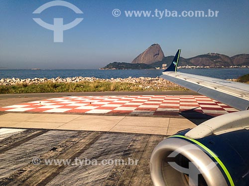  Airplane wing - Santos Dumont Airport with the  Sugar Loaf in the background  - Rio de Janeiro city - Rio de Janeiro state (RJ) - Brazil