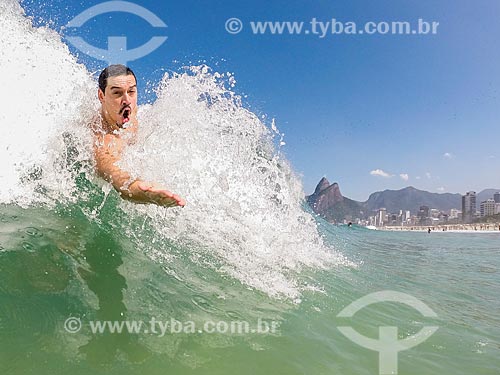  Man practicing bodysurfing at Ipanema Beach  - Rio de Janeiro city - Rio de Janeiro state (RJ) - Brazil