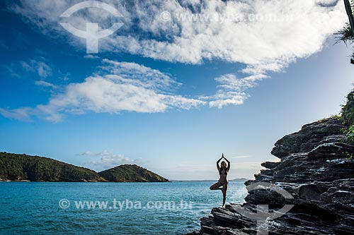  Woman practicing Yoga - Joao Fernandinho Beach - vrksasana movement (tree)  - Armacao dos Buzios city - Rio de Janeiro state (RJ) - Brazil