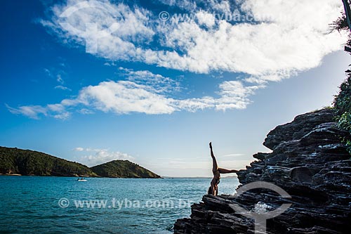  Woman practicing Yoga - Joao Fernandinho Beach  - Armacao dos Buzios city - Rio de Janeiro state (RJ) - Brazil