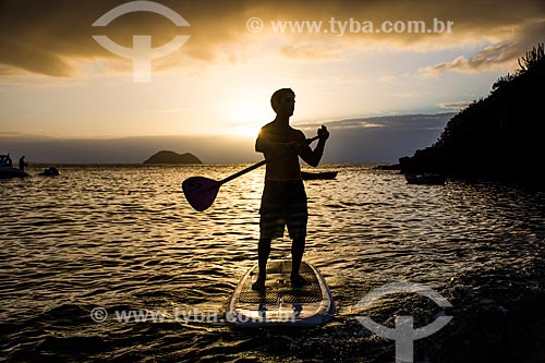  Practitioner of stand up paddle - Joao Fernandinho Beach  - Armacao dos Buzios city - Rio de Janeiro state (RJ) - Brazil