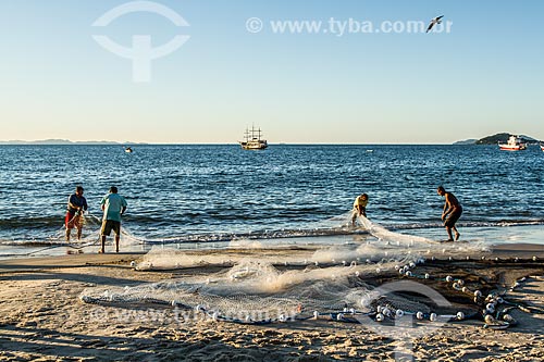  Fishermen - Canasvieiras Beach waterfront  - Florianopolis city - Santa Catarina state (SC) - Brazil
