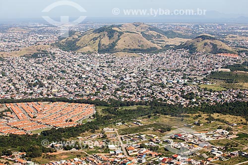  Aerial photo of houses - Campo Grande neighborhood - with the Paciencia Mountain Range in the background  - Rio de Janeiro city - Rio de Janeiro state (RJ) - Brazil