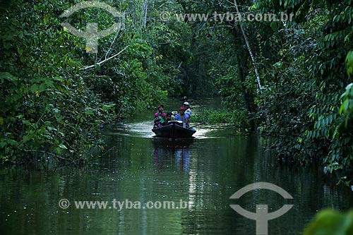  Riverine family in boat - Igarape area near to Parintins city  - Parintins city - Amazonas state (AM) - Brazil