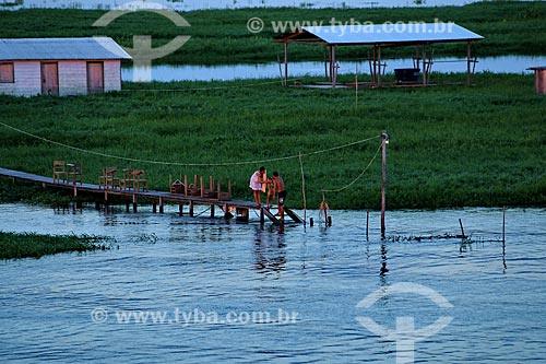  Child taking bath - Nossa Senhora do Carmo Riparian Community - on the banks of Amazonas River - during flood season  - Itacoatiara city - Amazonas state (AM) - Brazil