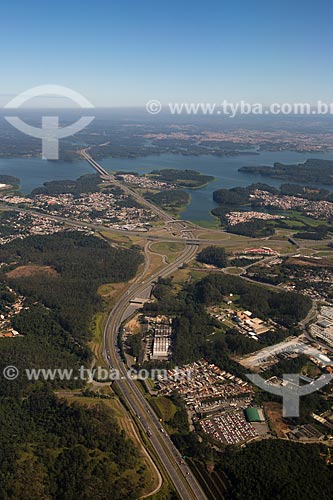  Aerial view of stretch of Mario Covas Beltway, also known as Sao Paulo Metropolitan Beltway (Road SP-021) and brigde over Billings Dam  - Sao Bernardo do Campo city - Sao Paulo state (SP) - Brazil