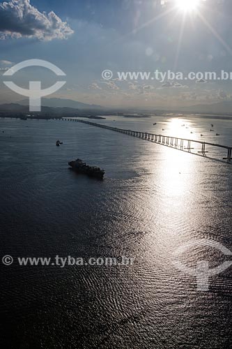  Aerial view of Guanabara Bay with the Rio-Niteroi Bridge  - Rio de Janeiro city - Rio de Janeiro state (RJ) - Brazil