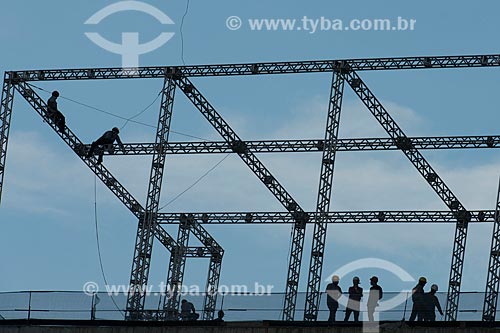  Labourers installing the structure for the screen - Corinthians Arena  - Sao Paulo city - Sao Paulo state (SP) - Brazil