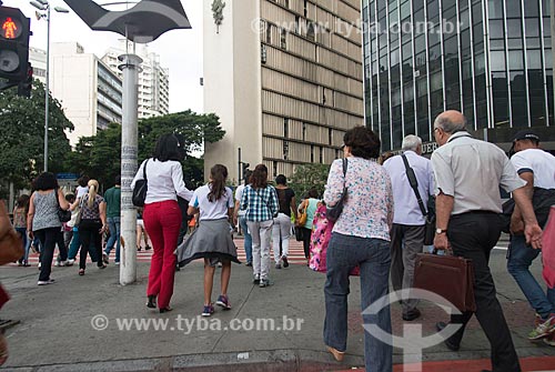  Pedestrian crossing in the crosswalk - September 7 Square - corner of Afonso Pena Avenue with Amazonas Avenue  - Belo Horizonte city - Minas Gerais state (MG) - Brazil