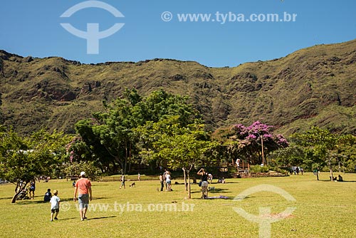  Peoples playing - Israel Pinheiro Square - also known as Papa Square (Pope Square) - with the Curral Mountain Range in the background  - Belo Horizonte city - Minas Gerais state (MG) - Brazil