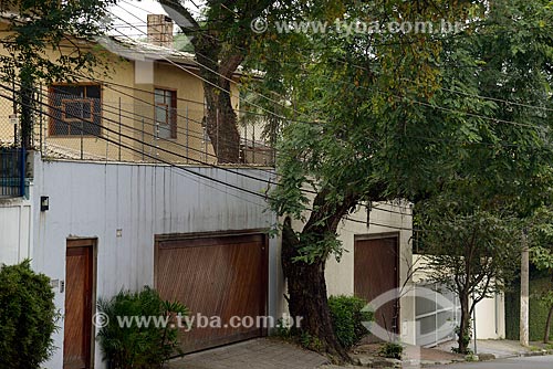  House wall with opening to prevent tree cutting  - Sao Paulo city - Sao Paulo state (SP) - Brazil