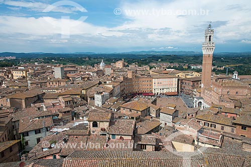  General view of Piazza del Campo (Del Campo Square) with the Palazzo Pubblico (Public Palace) - 1310 - headquarters of Siena city hall - to the right  - Siena - Siena province - Italy