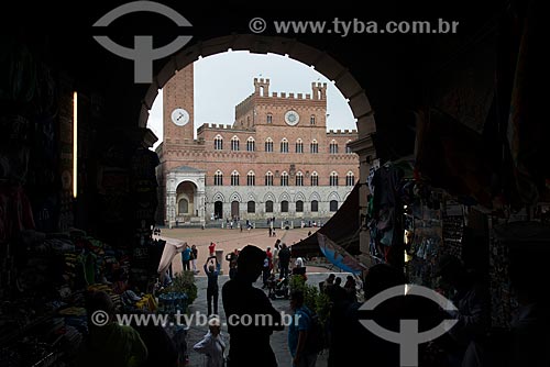  Street trader - Piazza del Campo (Del Campo Square) - with the Palazzo Pubblico (Public Palace) - 1310 - headquarters of Siena city hall - in the background  - Siena - Siena province - Italy