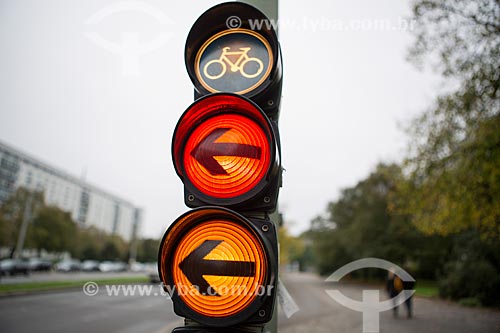  Detail of traffic light - Bike lane  - Berlin city - Berlin state - Germany