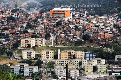  General view of housing estate (old Poesi factory) with the Complex of Alemao and the Itarare Station of the Alemao Cable Car - operated by SuperVia  - Rio de Janeiro city - Rio de Janeiro state (RJ) - Brazil