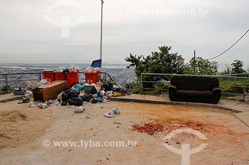  Garbage and rubble disposal - Complex of Alemao  - Rio de Janeiro city - Rio de Janeiro state (RJ) - Brazil