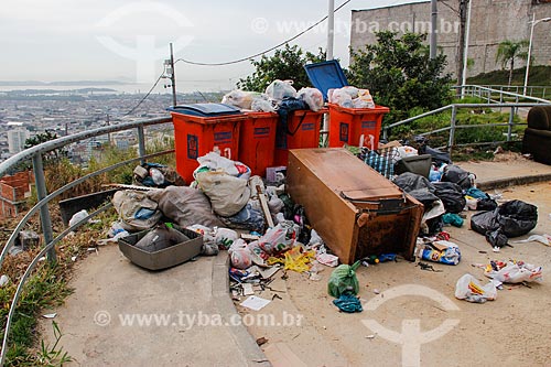  Garbage and rubble disposal - Complex of Alemao  - Rio de Janeiro city - Rio de Janeiro state (RJ) - Brazil