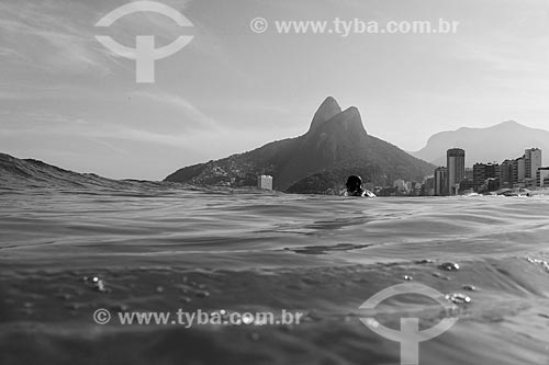  Surfer - Ipanema Beach with the Morro Dois Irmaos (Two Brothers Mountain) in the background  - Rio de Janeiro city - Rio de Janeiro state (RJ) - Brazil