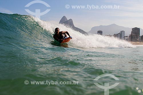  Surfer - Ipanema Beach with the Morro Dois Irmaos (Two Brothers Mountain) in the background  - Rio de Janeiro city - Rio de Janeiro state (RJ) - Brazil