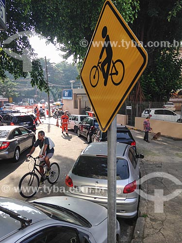  Cyclist - bike lane of Laranjeiras Street  - Rio de Janeiro city - Rio de Janeiro state (RJ) - Brazil