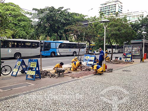  Labourers repairing sidewalk of Visconde de Piraja Street  - Rio de Janeiro city - Rio de Janeiro state (RJ) - Brazil