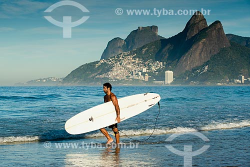  Surfer - Arpoador Beach with the Rock of Gavea and the Morro Dois Irmaos (Two Brothers Mountain) in the background  - Rio de Janeiro city - Rio de Janeiro state (RJ) - Brazil