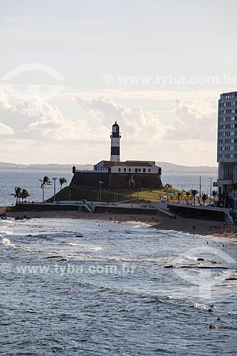  View of the Barra Beach waterfront from Cristo Hill with the Santo Antonio da Barra Fort (1702) in the background  - Salvador city - Bahia state (BA) - Brazil