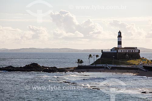  View of the Barra Beach waterfront from Cristo Hill with the Santo Antonio da Barra Fort (1702) in the background  - Salvador city - Bahia state (BA) - Brazil