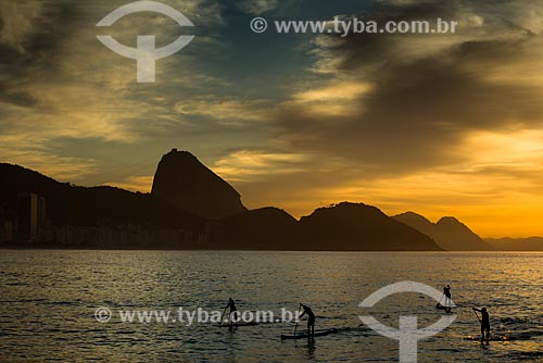  Practitioners of Stand up paddle - post 6 of Copacabana Beach with the Sugar Loaf in the background  - Rio de Janeiro city - Rio de Janeiro state (RJ) - Brazil