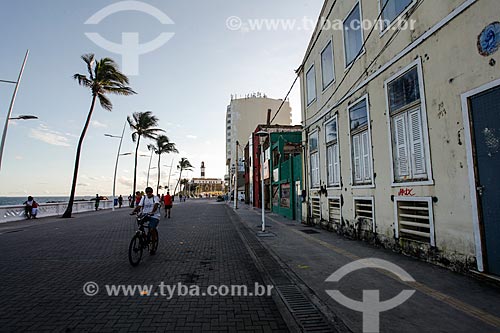 Barra Beach boardwalk with the Santo Antonio da Barra Fort (1702) in the background  - Salvador city - Bahia state (BA) - Brazil