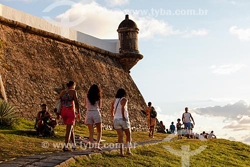  Tourists near to Santo Antonio da Barra Fort (1702) to observe the sunset  - Salvador city - Bahia state (BA) - Brazil