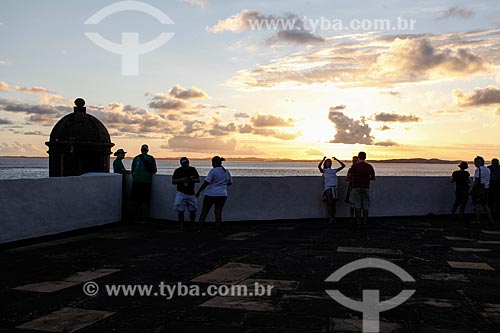  Tourists - Santo Antonio da Barra Fort (1702) to observe the sunset  - Salvador city - Bahia state (BA) - Brazil