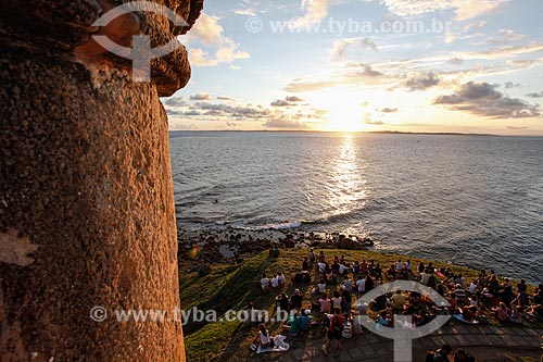  Tourists near to Santo Antonio da Barra Fort (1702) to observe the sunset  - Salvador city - Bahia state (BA) - Brazil