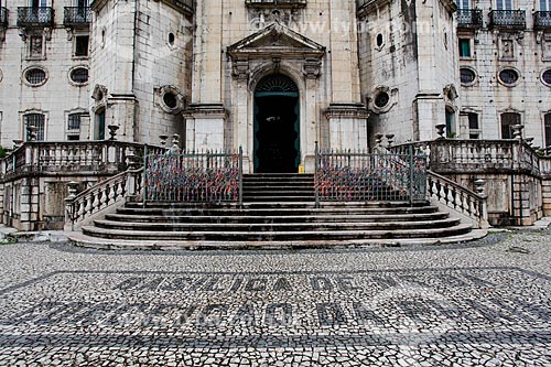  Detail of the sidewalk of Stone Portuguese opposite to Nossa Senhora da Conceicao da Praia Basilica (1849)  - Salvador city - Bahia state (BA) - Brazil