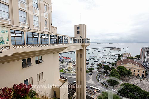  View of the Elevador Lacerda (Lacerda Elevator) with the Mercado Modelo (1912) with the Sao Marcelo Fort (XVII Century) in the background  - Salvador city - Bahia state (BA) - Brazil