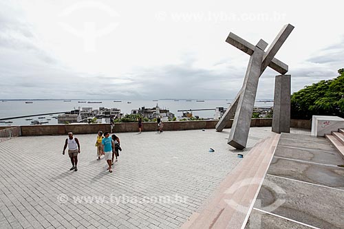  Cruz Caida Monument (1999) - Cruz Caida Square with the Todos os Santos bay in the background  - Salvador city - Bahia state (BA) - Brazil